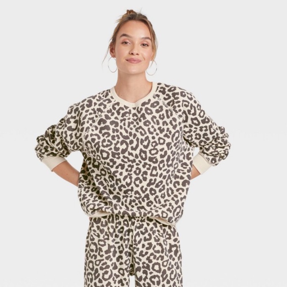 Cozy Leopard Print Sweatshirt Size M